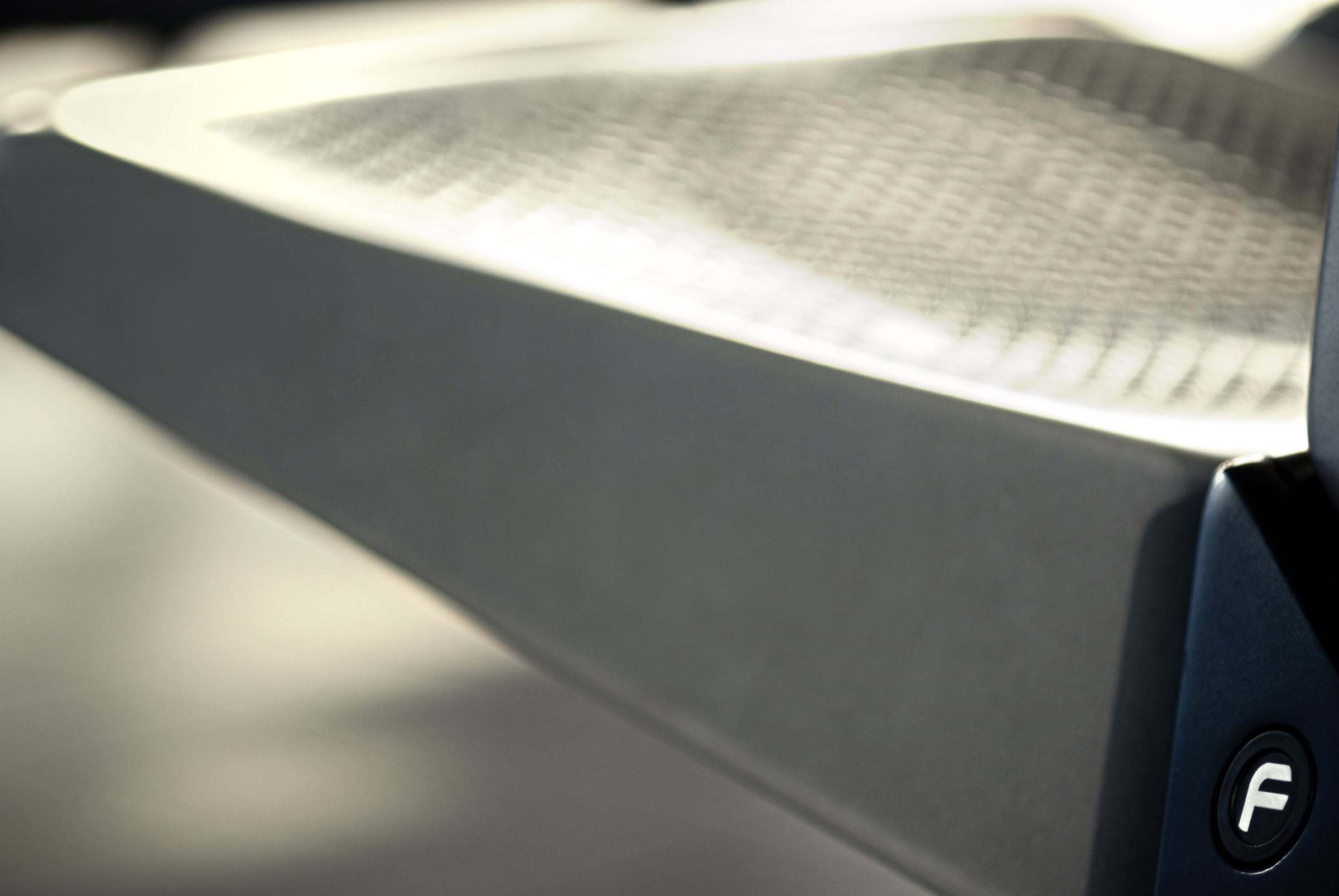 Detalle del asiento metálico perforado de una banca de la Clínica Bíblica